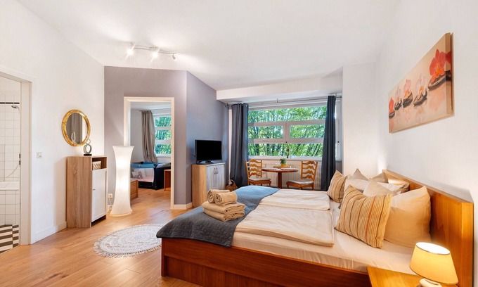 Gross Glienicke Apartment | Apartment in the Hotel 'Albrechtshof Premium Room 1' with Shared Terrace and Wi-Fi