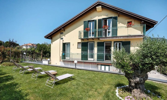 Agerola Apartment | Apartment 'In Villa Degli Dei' with Mountain View, Wi-Fi and Air Conditioning