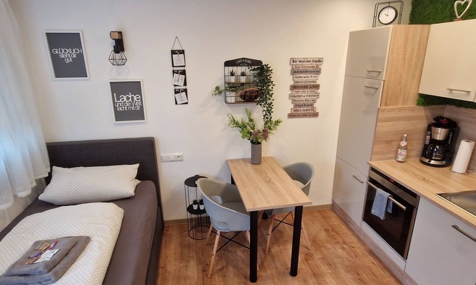 Roding Apartment | Apartment kitchen, WLAN, SMART TV, modern, single bed