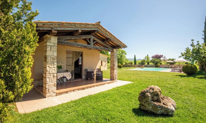 Gallina Apartment | Apartment 'La Casina' with Shared Pool, Wi-Fi and Air Conditioning