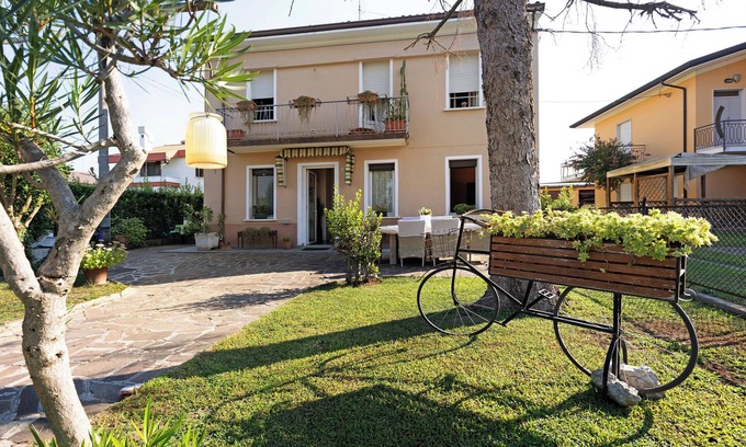 Peschiera del Garda Apartment | Apartment 'Les Amis' with Private Garden, Wi-Fi and Air Conditioning