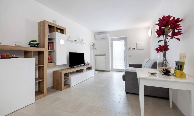 San Benedetto di Lugana Apartment | Apartment 'La Villa Del Caribe Bilocale' with Lake View, Wi-Fi and Air Conditioning
