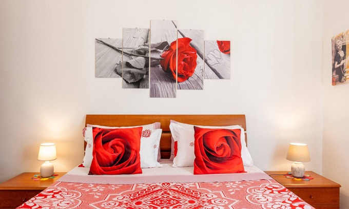 Arezzo Apartment | Apartment 'La Casa Di Ettore' with Mountain View, Private Terrace and Air Conditioning