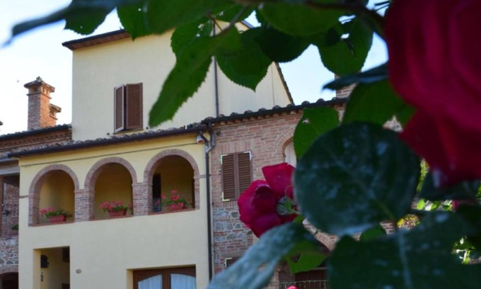 Torrita di Siena Apartment | Apartment 'La Piccola Loggia - Amando' with Shared Terrace, Shared Garden and Wi-Fi