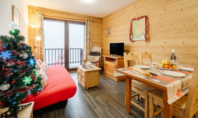 Valfrejus Apartment | Apartment 'Le Petit Bonheur' with Mountain View and Balcony