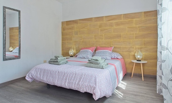 Carballeda de Valdeorras Apartment | Apartment 'Leopoldo II' with Mountain Views, Outdoor Pool and Wi-Fi