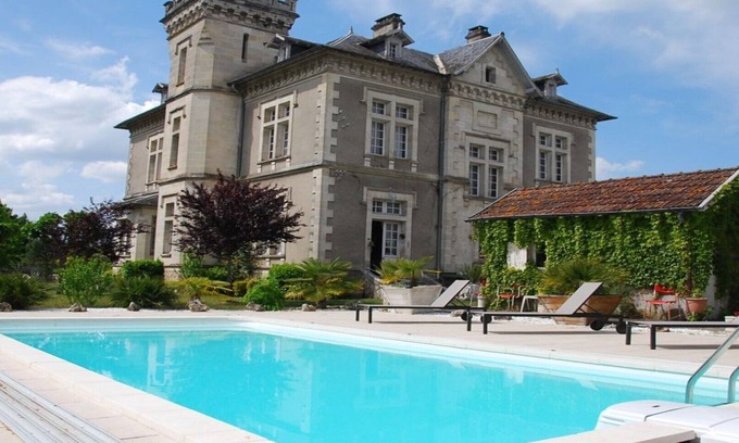 Hostens Apartment | Apartment les Jasmins in the park of the castle of Hostens