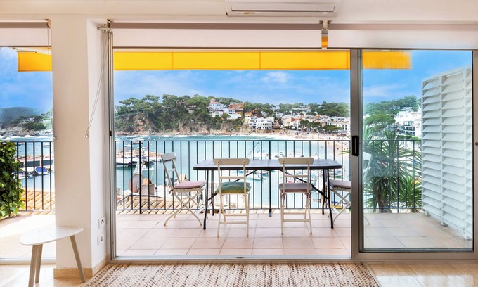 Llafranc Apartment | Apartment 'Llafranch Sea' with Sea View, Private Terrace and Wi-Fi