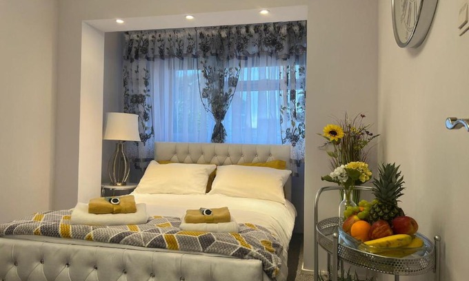 Havering Park Apartment | Apartment Luxe FREE WIFI, FREE PARKING, FREE NETFLIX