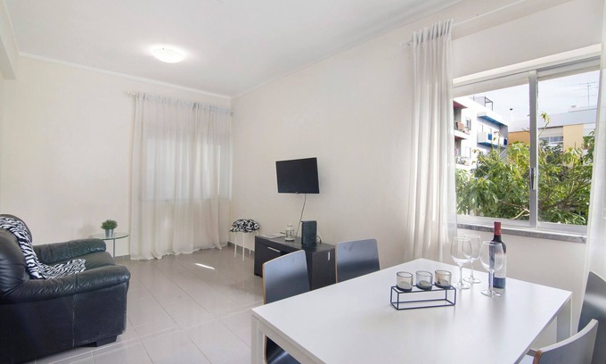 Se Apartment | Apartment 'Matinhos House' with Balcony, Wi-Fi and Air Conditioning