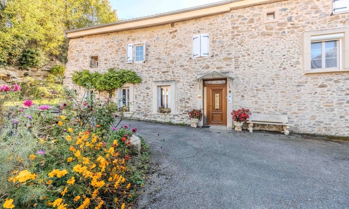 Carla-de-Roquefort Cottage | Apartment 'Moulin Ariège' with Mountain View, Private Garden and Air Conditioning