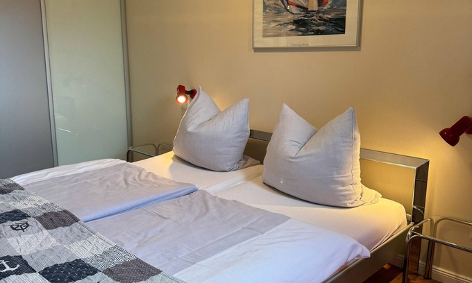 Aschhauserfeld Apartment | Apartment 'Moderne 2 Pers' with Private Terrace, Shared Garden and Wi-Fi