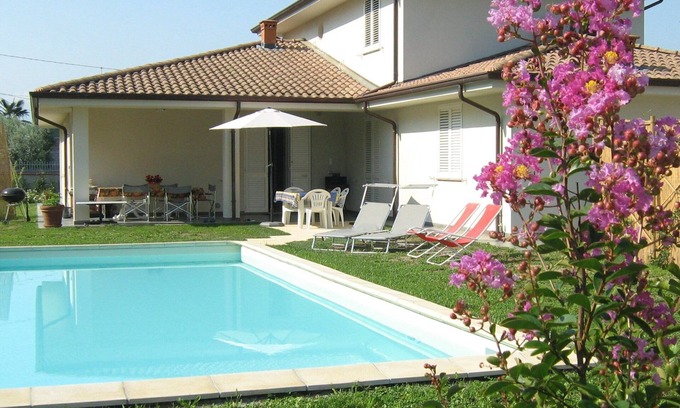 Capannori Apartment | Apartment near Lucca in a modern villa with pool