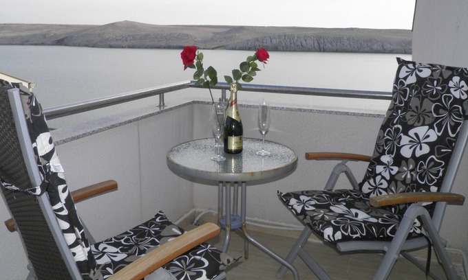 Dinjiska Apartment | Apartment Perla 2-island Pag seafront