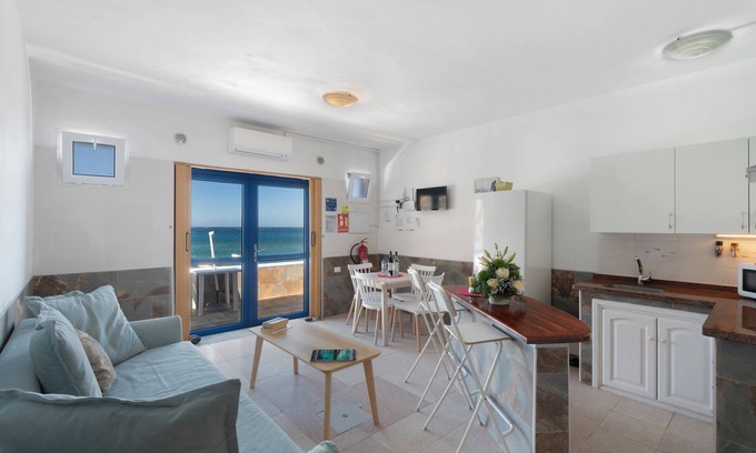 Alojera Apartment | Apartment 'Playa Azul - 3' with Sea View, Wi-Fi and Air Conditioning