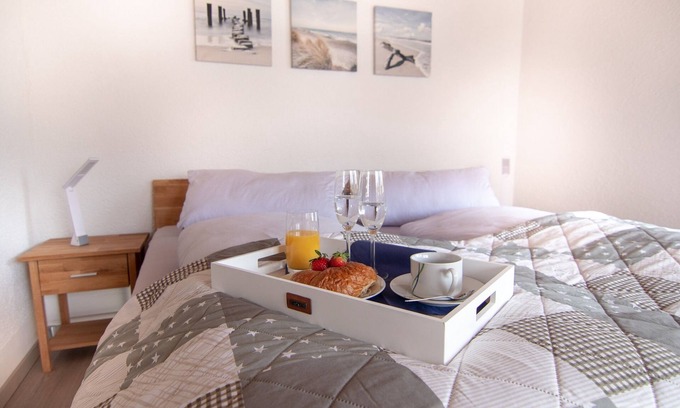 Schwarzenbruck Apartment | Apartment-Private Bathroom-Garden view