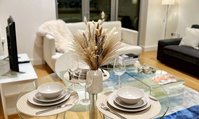 Canning Town Apartment | Apartment-Private Bathroom