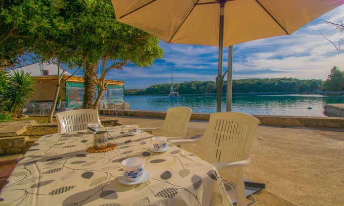 Punta Kriza Apartment | Apartment Punta Blue, only 5m from the sea, the island of Cres