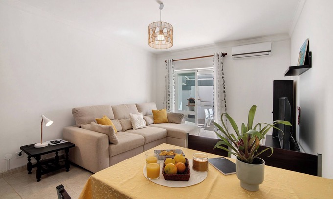 Vila Nova De Cacela Apartment | Apartment 'Rosas No Lagar' with Private Terrace, Wi-Fi and Air Conditioning
