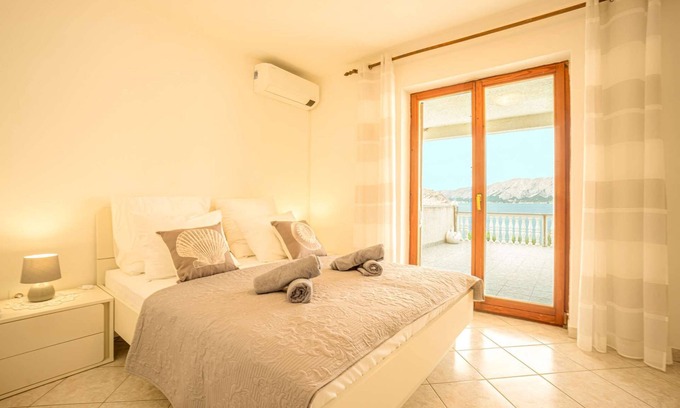 Zubovici Apartment | Apartment right on the sea, boat dock and shared terrace on the beach