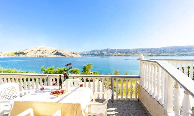 Zubovici Apartment | Apartment right on the sea, boat dock and shared terrace on the beach
