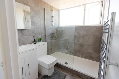 Guildford Apartment | Apartment - Sleeps 6 - Parking - WiFi