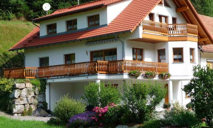 Oberwolfach Apartment | Apartment 'Sum' with Mountain View, Shared Garden and Wi-Fi