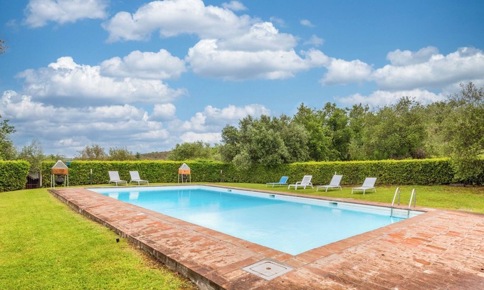 Gaiole in Chianti Apartment | Apartment 'Tuscan Style , Shared Pool' with Shared Pool, Private Garden and Wi-Fi