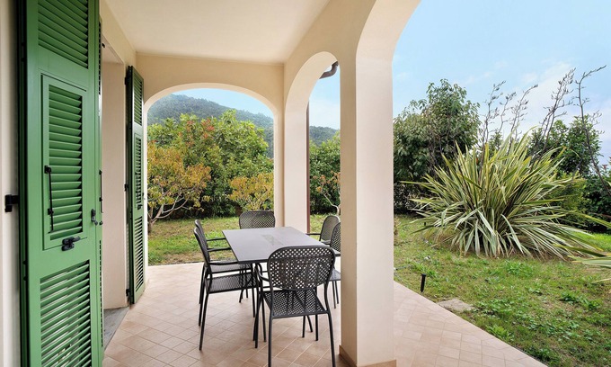 Vallebona Apartment | Apartment 'Vallebona' with Private Terrace and Wi-Fi