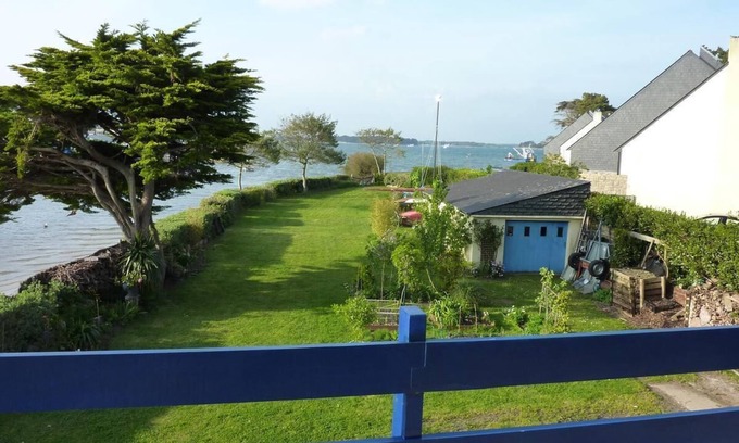 Locmariaquer Apartment | Apartment 'Vue Mer - Accès Privatif Plages' with Private Terrace, Private Garden and Wi-Fi