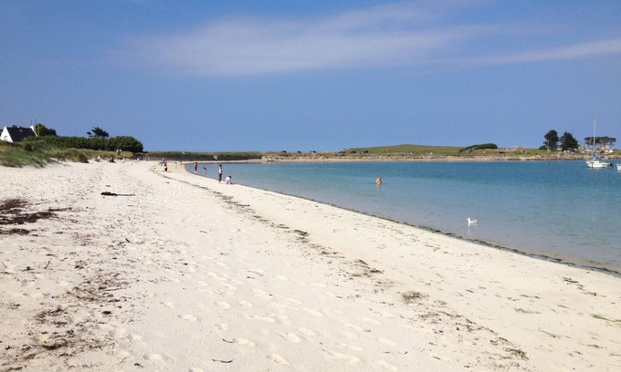 Plouguerneau Apartment | Apartment 'Vue Mer Plouguerneau' with Sea View, Private Terrace and Wi-Fi