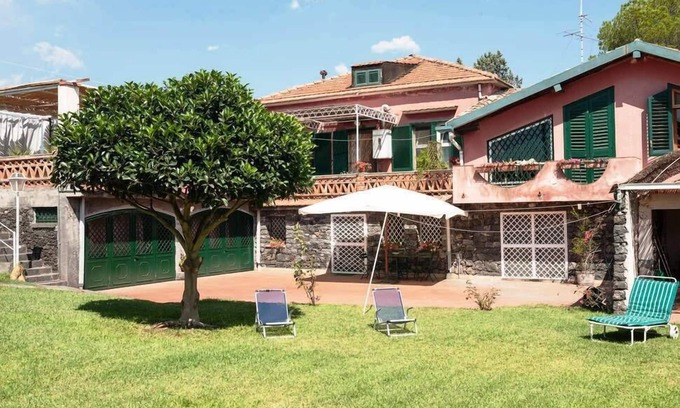 Acireale House | Apartment with 250 sqmt garden in house/villa - 3 rooms - 4/5 persons