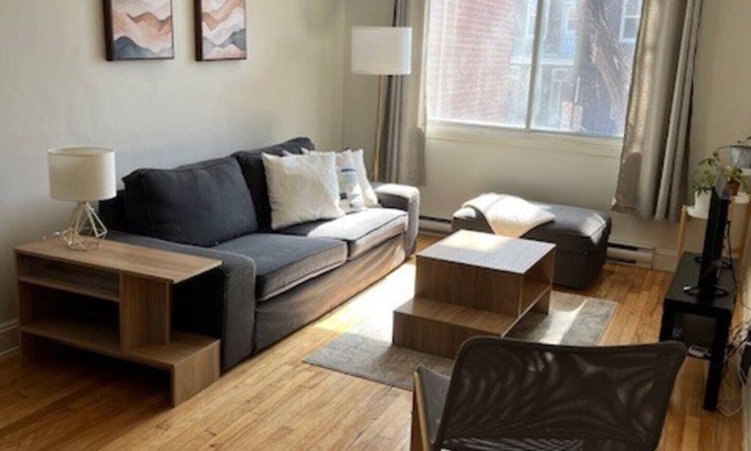 Cote-Des-Neiges—Notre-Dame-De-Grace Apartment | Apartment with landscaped backyard, close to Monkland village, MUHC, Concordia