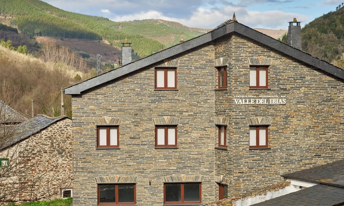 Cecos Apartment | Apartment with Mountain Views and Shared Garden Valle del Ibias 1 Right