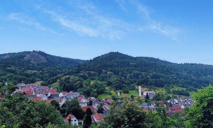 Lautenbach Apartment | Apartment with panoramic balcony with reading material, games and fitness room