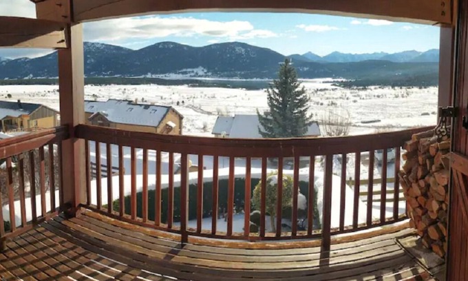 Les Angles Apartment | Apartment with view of Lac de Matemale