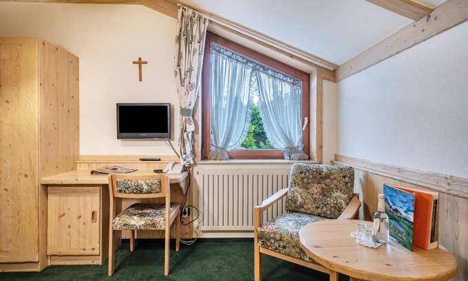 Waggershausen Apartment | Apartment 'Zweibett Zimmer 2' with Shared Garden
