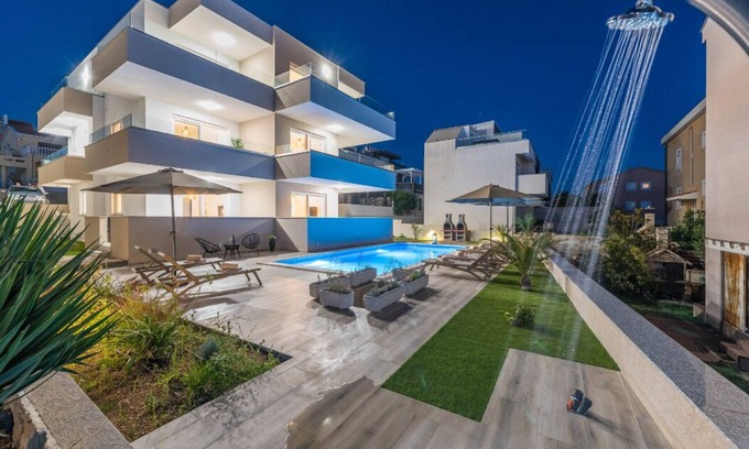 Novalja Apartment | Apartments for 24 with Pool and Grill