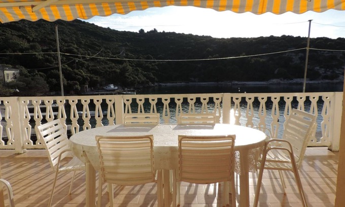 Cove Rogacic Apartment | Apartments Roki (103621-A1) - Vis - island Vis