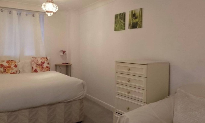 Huntingdon Apartment | ApartmentSleeps4-Parking-NearHuntington-PetsOK