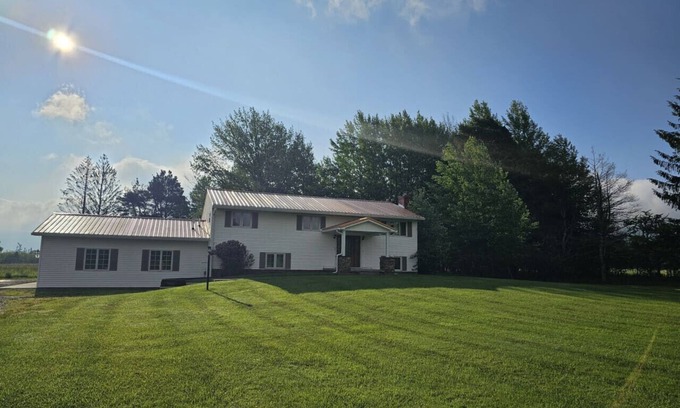 Davis House | Appalachian retreat – Sleeps 18 | Hot Tub | Pool table | Near Skiing, Hiking & More!