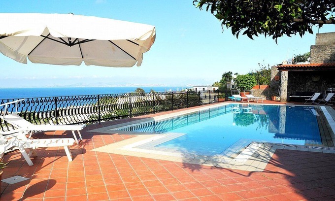 Lacco Ameno House | Appartamento Lindora A: A bright and elegant apartment that is part of a villa situated in a quiet location, a few minutes from the town center, with Free WI-FI.