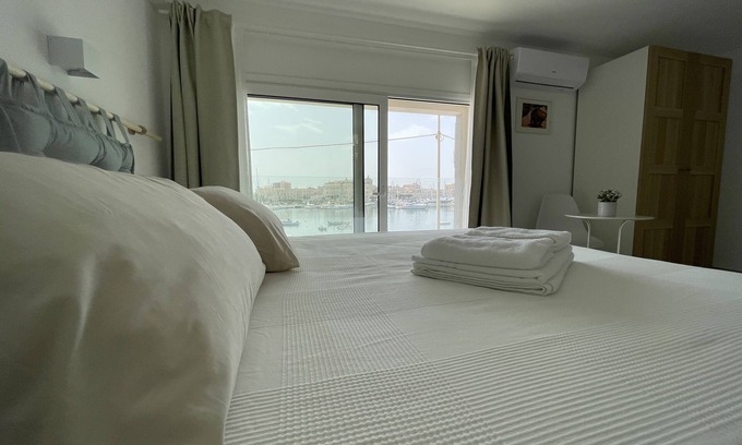 Santa Lucia House | Appartamento Vista Mare con 2 Camere e 3 Bagni, Fronte Spiaggia, Parcheggio