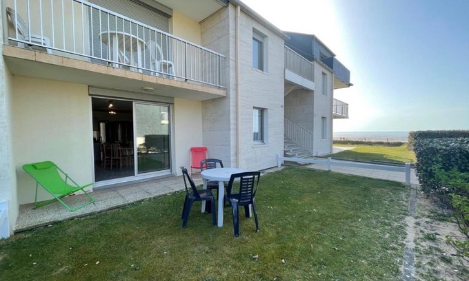 Jullouville Apartment | Appartement à 50m plage avec terrasse et jardin - FR-1-361-14