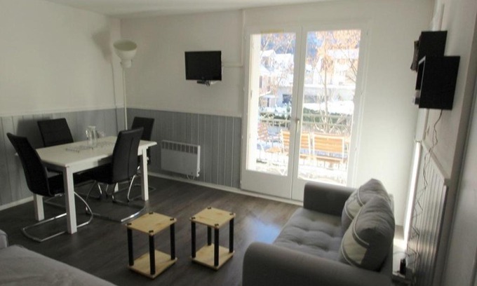 Bagneres-de-Luchon Apartment | Appartement 2 Pièces avec Cabine, Parking, Internet - Bagnères-de-Luchon - FR-1-313-159
