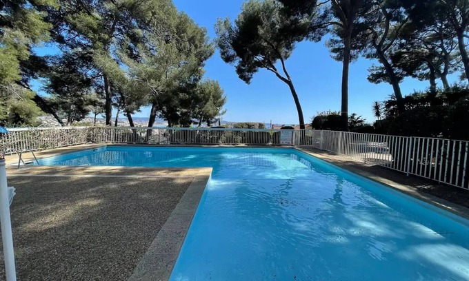 Sanary-sur-Mer Apartment | Appartement 4 Places à Sanary Avec Vue Mer et Piscine