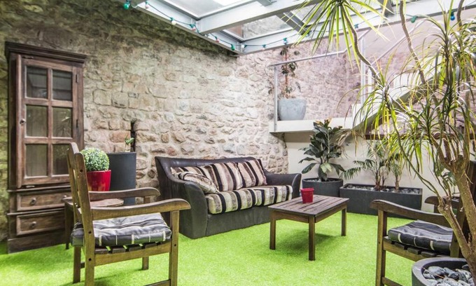 Nemours Apartment | Appartement avec jardin intérieur 4 pers centre ville