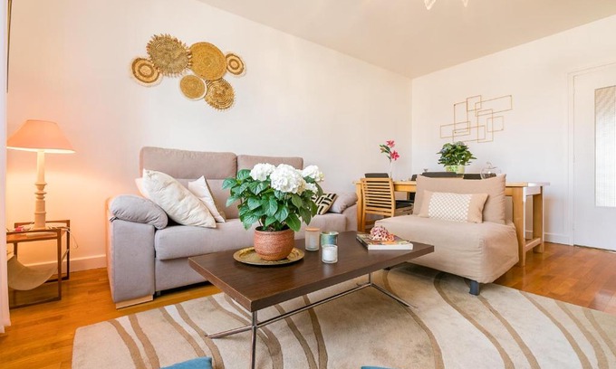 Faubourg Sud Apartment | Appartement Climatisé 7mn Centre Ville 95M2 4 Adultes Bébé Garage Sous sol Arrivée Autonome