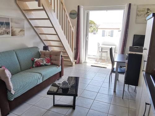 La Tranche-sur-Mer Apartment | Appartement cosy à 100m de la plage avec mezzanine, terrasse et parking privatif - FR-1-194-263