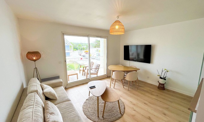 Plougonvelin Apartment | Appartement cosy avec vue mer depuis la terrasse, piscine et sauna.